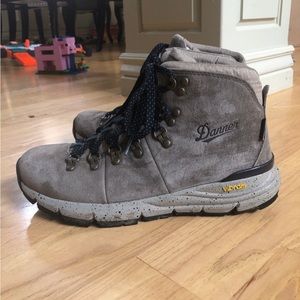 Danner 600 mountain hiking boots womens 8